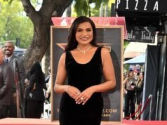 Mindy Kaling, 45, está ganhando um novo show depois de exibir seu corpo esguio na cerimônia da Calçada da Fama de Hollywood