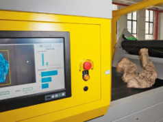 Máquina apoiada por inteligência artificial separa roupas usadas e combate resíduos de têxteis sintéticos