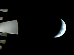 Astronautas da Artemis miram a Terra a mais da metade do caminho da Lua