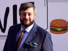 Eugene Mirman, voz de Gene em Bob’s Burgers, gravemente ferido em acidente de carro no NH