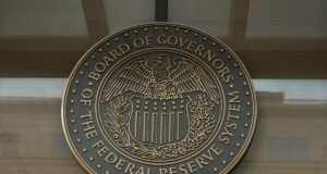 Um alto funcionário do Fed levantou a possibilidade de um aumento das taxas em meio à guerra com o Irã