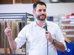 Democratas derrotaram a republicana Ashley Hinson na votação para o Senado de Iowa