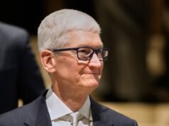 Tim Cook deixa o cargo de CEO da Apple e passa as rédeas ao líder de hardware da fabricante do iPhone