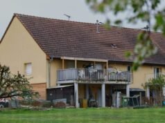 Uma criança de 9 anos que sofre de desnutrição está trancada numa carrinha desde 2024, sem conseguir andar.