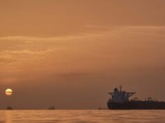 Irã fecha Estreito de Ormuz novamente após bloqueio dos EUA e incêndio em navios