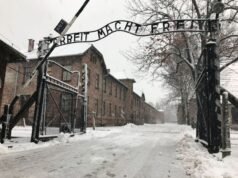 Americanos presos por entrar em Auschwitz
