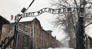 Americanos presos por entrar em Auschwitz