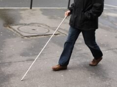 Ele ficou cego após o nascimento, mas recuperou a visão graças à doação de plasma