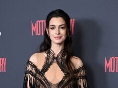 Anne Hathaway deslumbra com um vestido gótico na estreia londrina de “Mother Mary”.