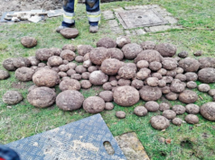 Arqueólogos descobriram um esconderijo de 500 balas de canhão que data dos séculos 14 a 17 em Nieuwpoort
