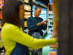 Mulher ouve casal brigando – ela não sabe o que fazer: ‘Caos’