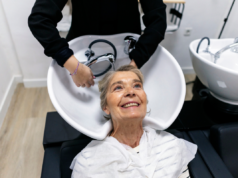 Sua rotina de lavagem de cabelo deve mudar conforme você envelhece – aqui está o porquê