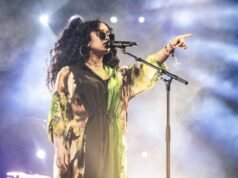 ‘Estou com saudades’: homem de Nova York persegue cantor famoso e manda fotos dos pés dele