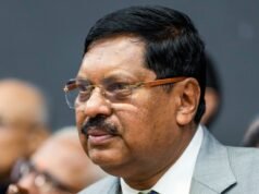 CM Fadnavis critica Shyam Manav por atacar o ex-CJI BR Gavai durante a visita a Bageshwar Dham