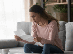 O convite de um familiar para o casamento da sobrinha provoca fúria e a mãe vê quem não foi convidado