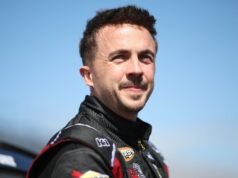 Frankie Muniz bate em um caminhão NASCAR com tema “Malcolm in the Middle” poucas horas após a estreia do revival da série.