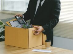 Homem pede demissão do emprego – ninguém preparado para o último dia “inesquecível”