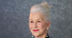 Helen Mirren, 80, aproveita isso "Muito legal" Tintura de pele de US$ 16 que realça a pele dos compradores "Mais gordo" E "Mais suave"