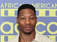 Jonathan Majors cai pela janela do set de filmagem do Daily Wire