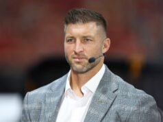 Os fãs da NFL estão enviando orações ao ex-QB dos Broncos, Tim Tebow