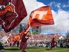 Pára-quedista resgatado do placar no Virginia Tech Stadium