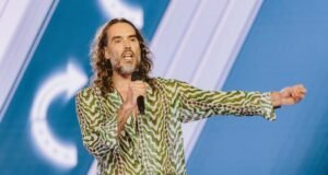 Russell Brand fez sexo com um jovem de 16 anos quando tinha 30