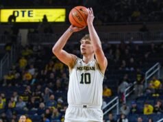 Winters Grady, local de Tualatin, gosta de passear enquanto Michigan joga no campeonato da NCAA
