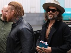 Russell Brand encontra versículo bíblico alusivo em entrevista com Piers Morgan