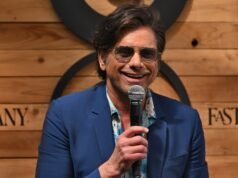 John Stamos celebra a Páscoa grega com Tom Hanks, Michael Chiklis e mais