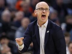 Don Hurley gritou Geno Arriemma após a vitória da UConn no Final Four