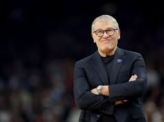 Geno Auriemma se torna viral por chamar Don Staley durante o Final Four