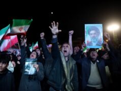 ASSISTA: Multidões de iranianos celebram ‘vitória’ sobre os EUA nas ruas