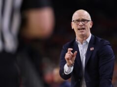 É estranho o que Don Hurley da UConn fez imediatamente após a vitória no Final Four
