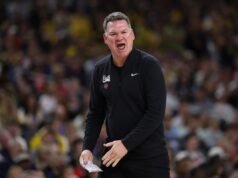 Os fãs da UNC se alegraram com a derrota de Tommy Lloyd e Arizona na Final Four