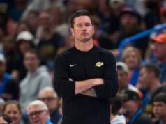 JJ Redick chama os jogadores do Lakers após uma acalorada discussão lateral