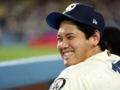 ASSISTIR: Shohei Ohtani dos Dodgers dá autógrafo para torcedor de 100 anos