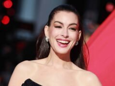 Anne Hathaway surpreende em um vestido de veludo sem alças com espartilho transparente e top corpete brilhante