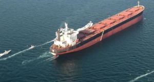 Dois navios foram alvejados perto de Ormuz quando uma canhoneira iraniana abriu fogo contra um navio porta-contêineres