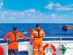 21 pessoas foram resgatadas da jangada depois que o barco afundou em mar agitado na costa da Indonésia