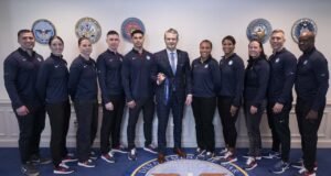 Hegseth homenageia atletas olímpicos militares no Pentágono após os Jogos Cortina de Milão