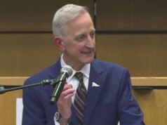 ‘É hora de uma nova era’: o prefeito Keith Wilson faz um discurso esperançoso, mas sóbrio, sobre o estado da cidade