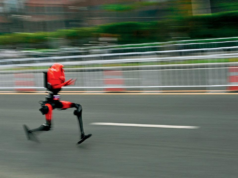 Robô humanóide bate recorde na meia maratona de Pequim