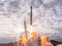 SpaceX lança sua 50ª missão este ano, lançando 25 satélites Starlink em órbita (Vídeo)