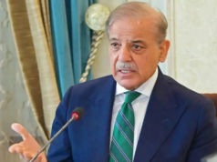 O primeiro-ministro do Paquistão, Shehbaz Sharif, chega à Arábia Saudita em meio a tensões na Ásia Ocidental