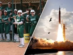 Jogadores de softball universitários pausam o jogo para assistir ao lançamento de um foguete lunar