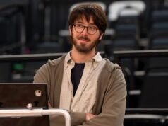 Julian Stern do Comeback fala sobre trabalhar com a mãe Lisa Kudrow