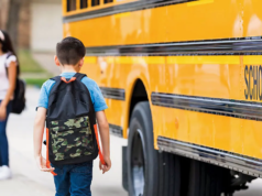 Crianças dos EUA param ônibus escolar após motorista desmaiar; recompensado