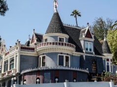 O histórico Castelo Mágico de Hollywood pega fogo, local de trabalho de 68 bombeiros