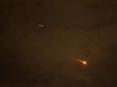 Mais de 25 mortos em ataques aéreos ao Irã enquanto o prazo de Trump para abrir Ormuz se aproxima