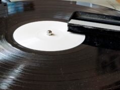 Como Limpar Discos de Vinil (2026): Vácuo, Ultrassom, Soluções, Pincéis
